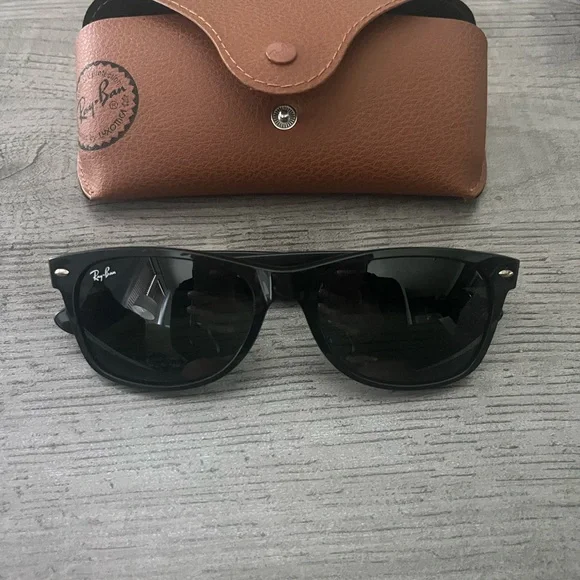 Ray-Ban Black Sunglasses with Brown Case Ray-Ban | Accessories | Rayban Black And Brown Sunglasses  main image 3